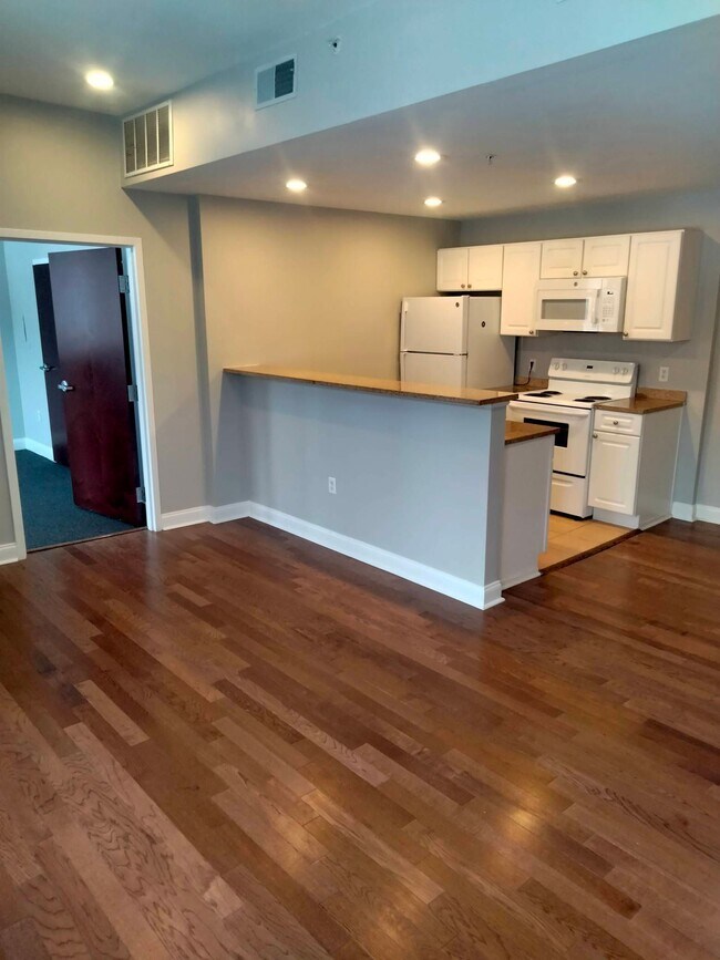 Building Photo - 210 Farmington Ave