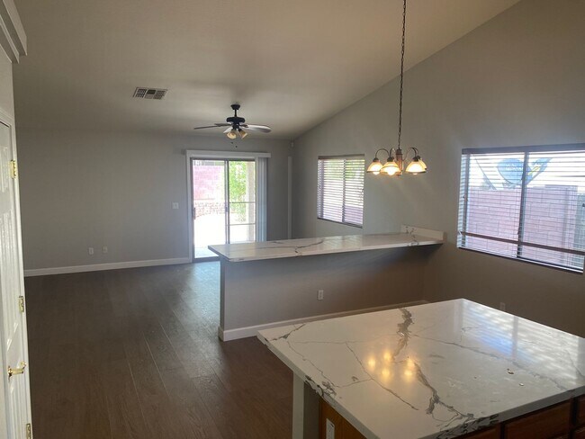 Building Photo - 3 bed 2 bath