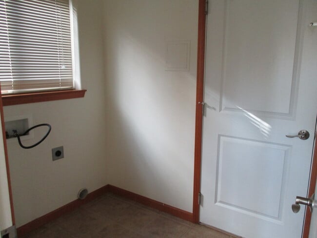 Building Photo - Spacious east side home
