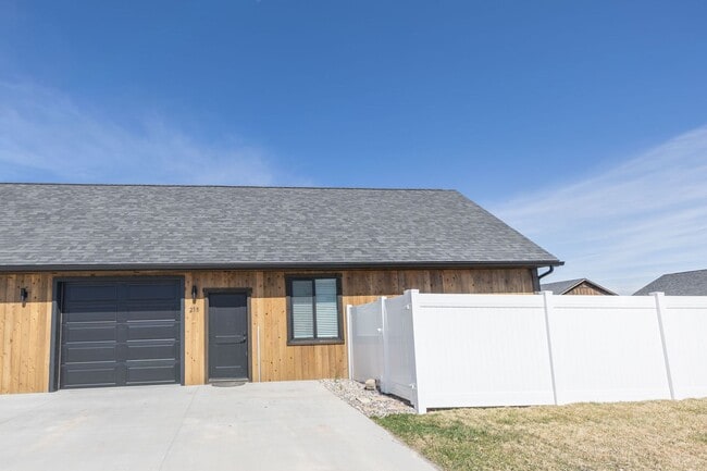 Building Photo - K215LI