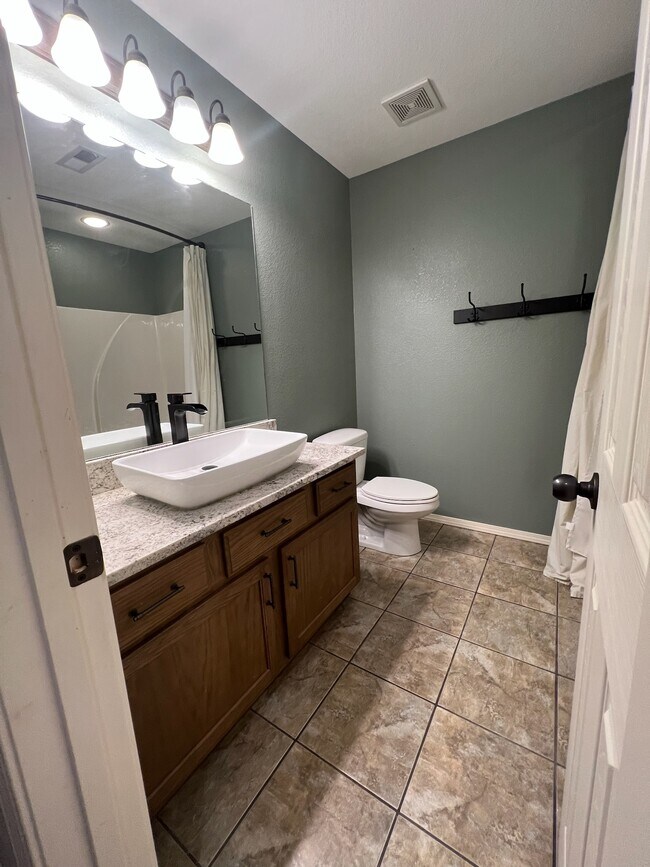 Building Photo - 22 Lyndhurst Dr