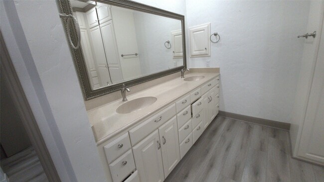 Building Photo - 2400 N Braeswood Blvd
