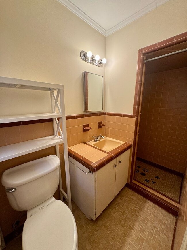 Building Photo - Move-in Ready!