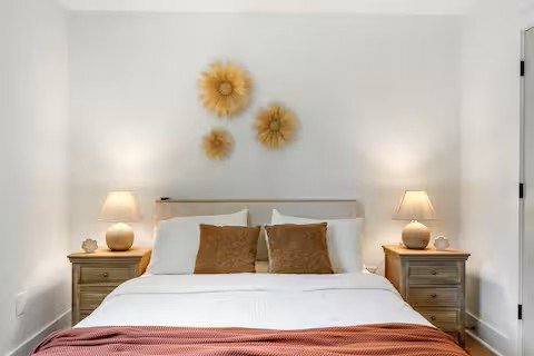 Building Photo - 201 Elm Dr