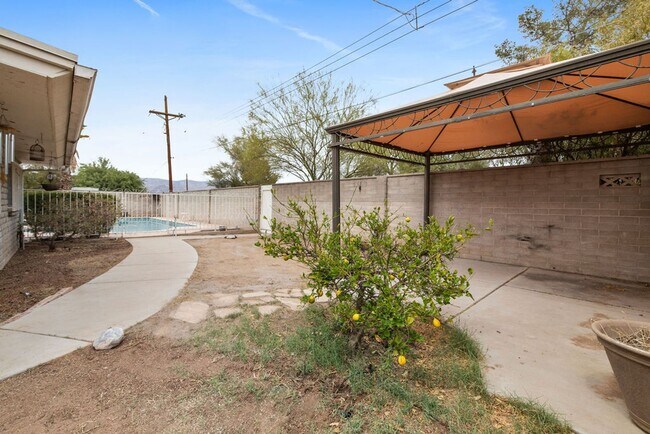 Building Photo - Eastside 4 Bedroom Home with Pool