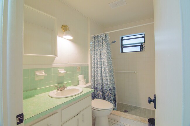 Common bath - 508 NW 9th St