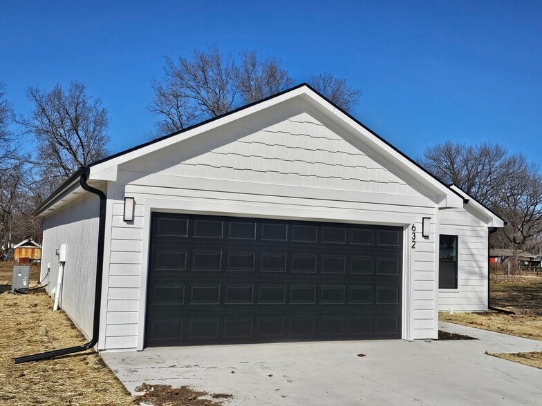 Front - 632 Prospect St