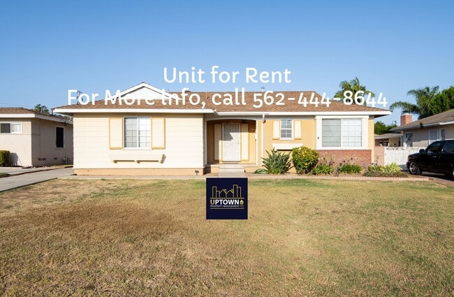 Building Photo - House - 3 Bedrooms / 2 Bathrooms - West Co...