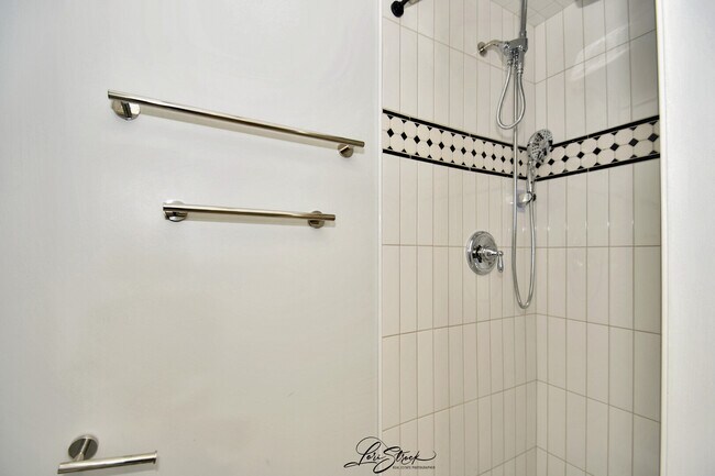 Building Photo - 635 E Prairie Ave