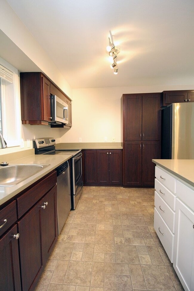 Building Photo - 4 Touchstone Dr