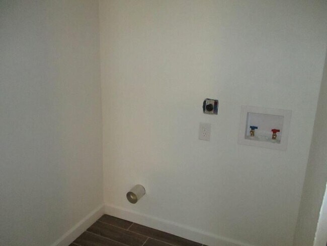 Building Photo - 1005 S 11th St