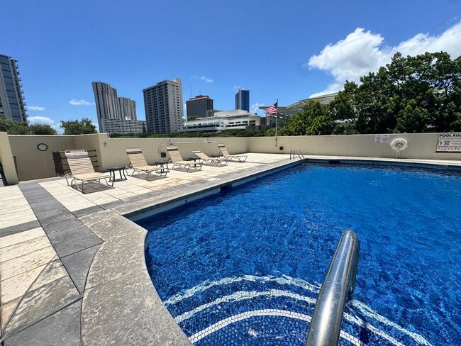 Building Photo - 2 bed, 2 bath, 1 parking condo in the hear...