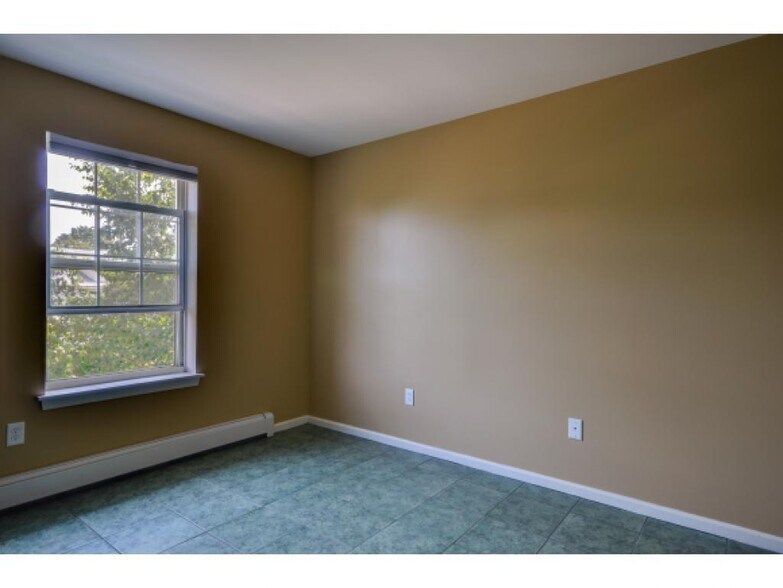2nd bedroom - 372 Hildred Dr