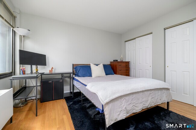 Building Photo - 300 Broad St