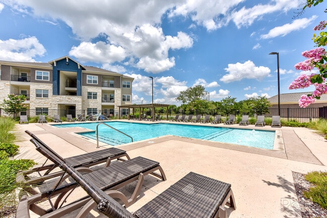 Building Photo - LIVE OAK