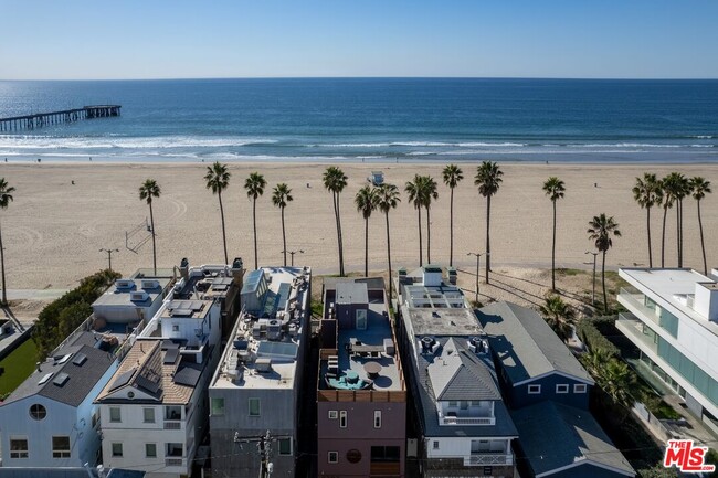 Building Photo - 2707 Ocean Front Walk