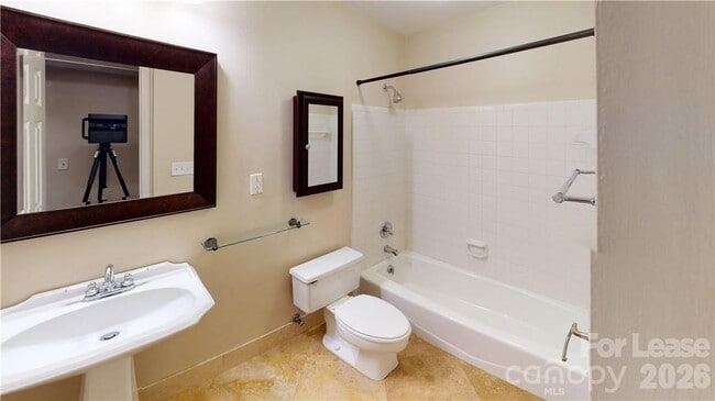 Building Photo - 427 W 8th St