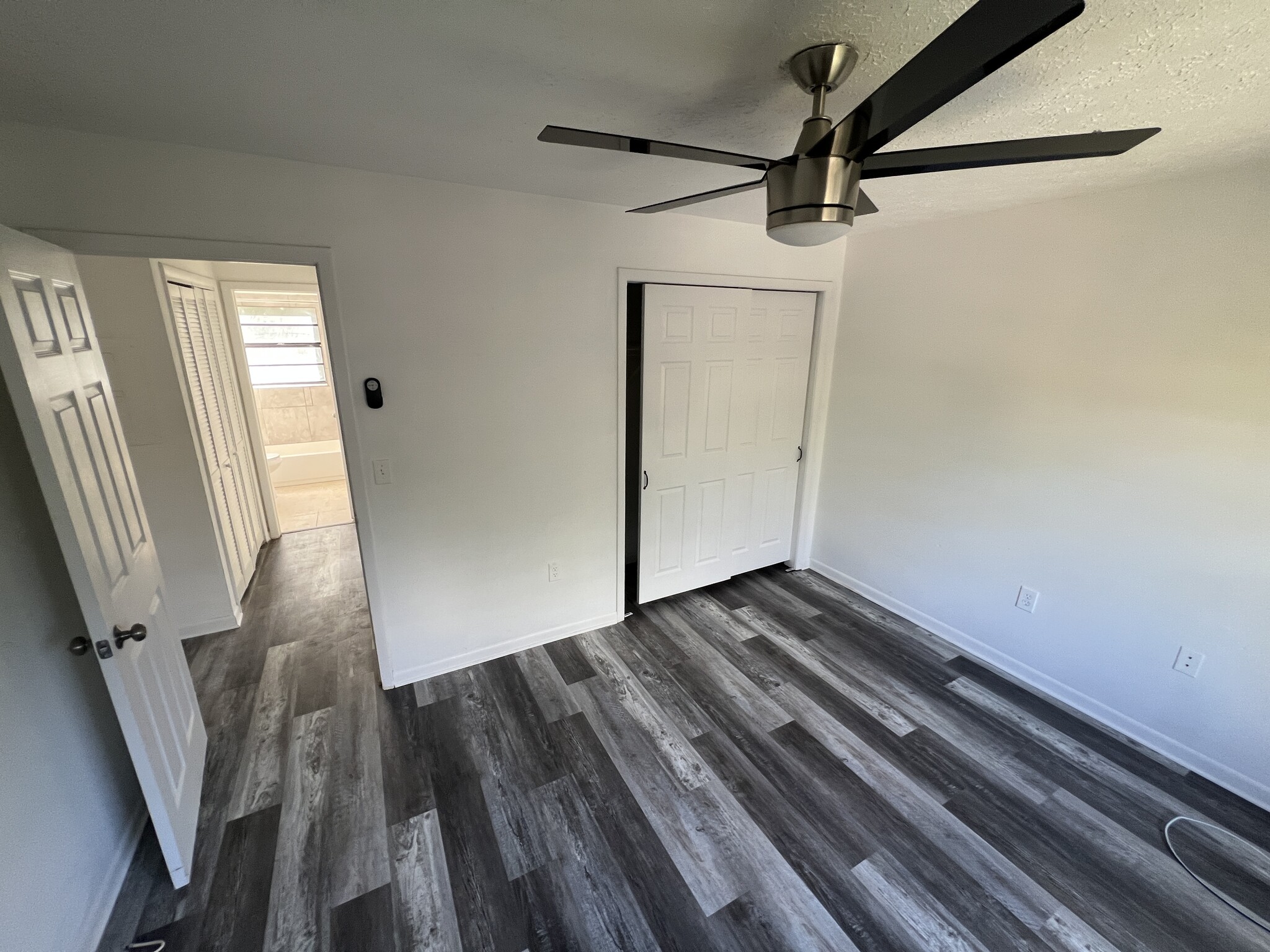 Main bedroom - 1209 E Seneca Ave