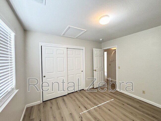 Building Photo - 746 Wren Ct