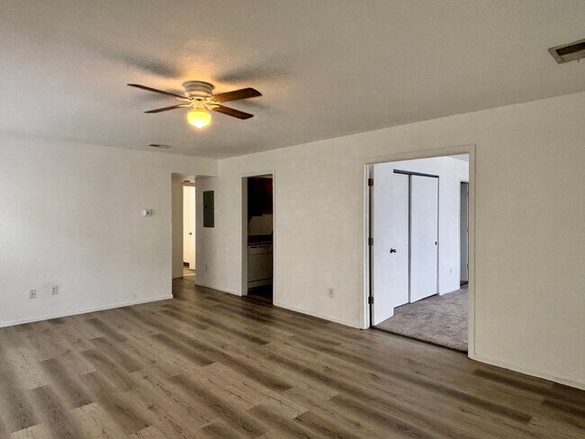 Building Photo - 3 Bed/ 2 Bath with new paint and flooring