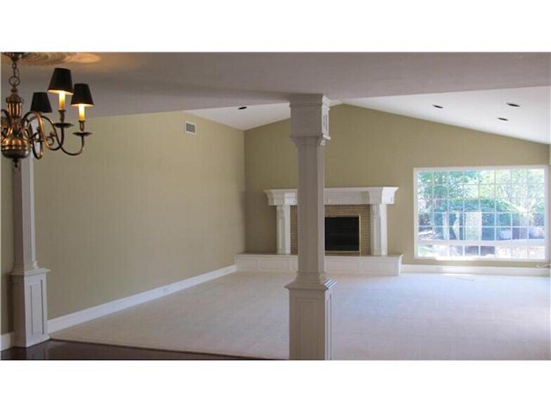 Building Photo - 2015 Hidden Crest Dr