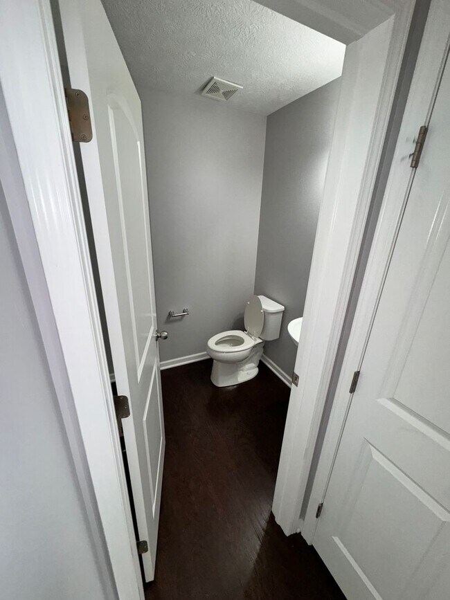 Building Photo - 4-Bedroom House for Rent