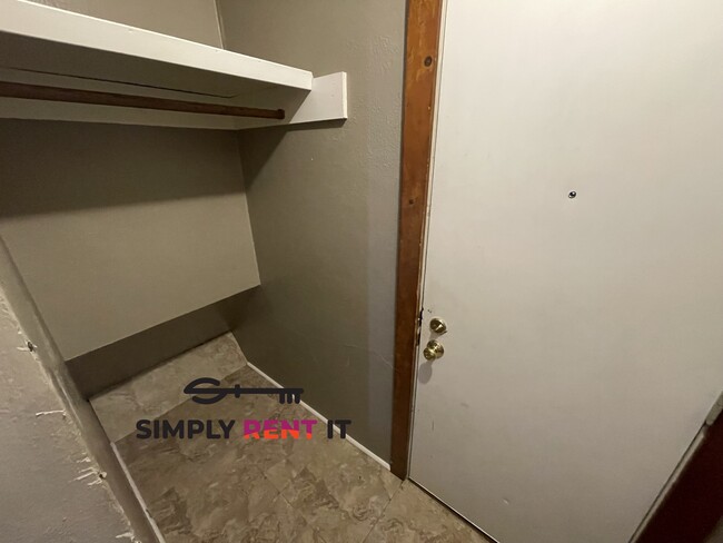 Building Photo - Renovated Triplex with 2 Bedrooms On Campus!