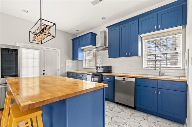 Building Photo - 66 Weyman Ave SW