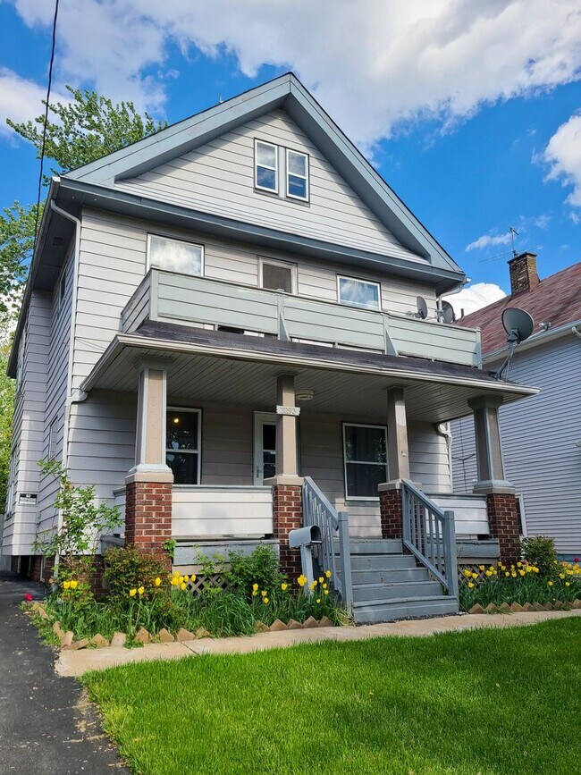 Building Photo - 2 BR West Side