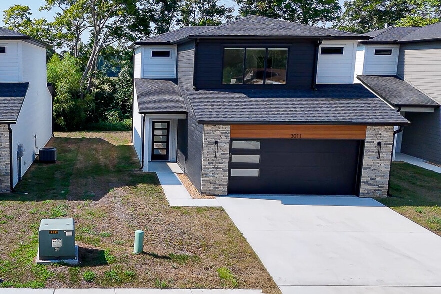 Building Photo - 3015 Hawthorne Rd