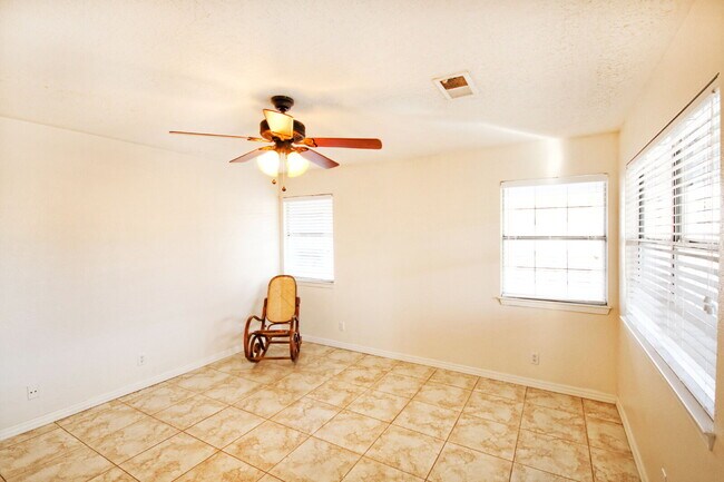 Building Photo - 2 Story, 4 BR, 2205 SF home off Southern Blvd in Rio Rancho