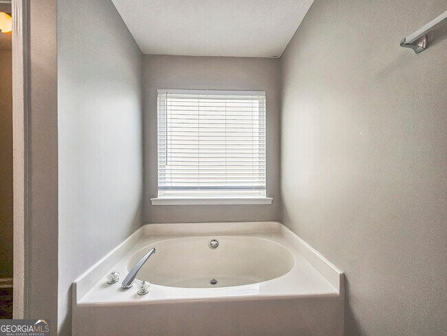 Building Photo - 4723 Beau Point Ct SW