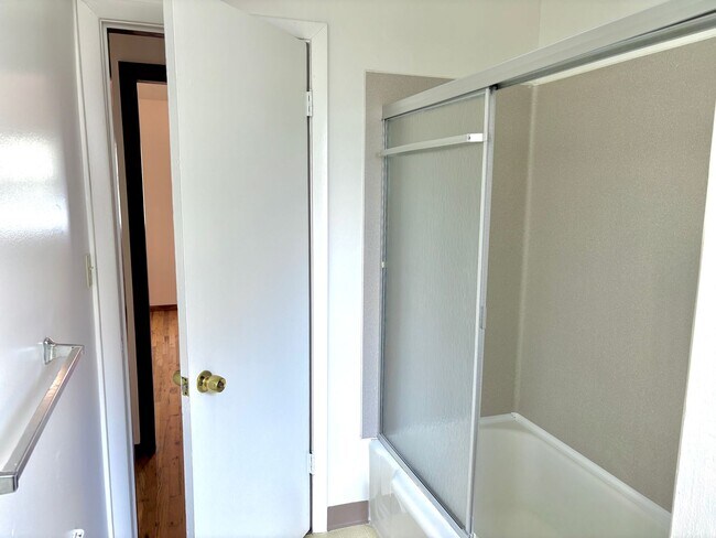 Building Photo - FEWEK01