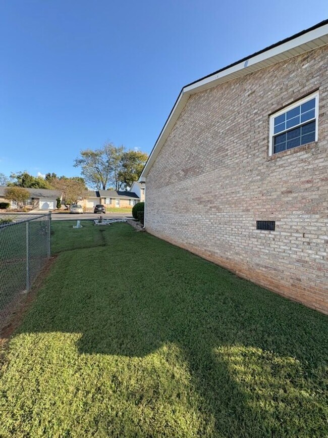 Building Photo - 1801 Brookline Ct