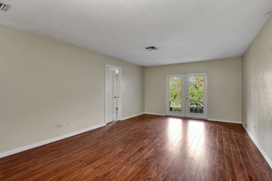 Building Photo - 706 111th Ave N