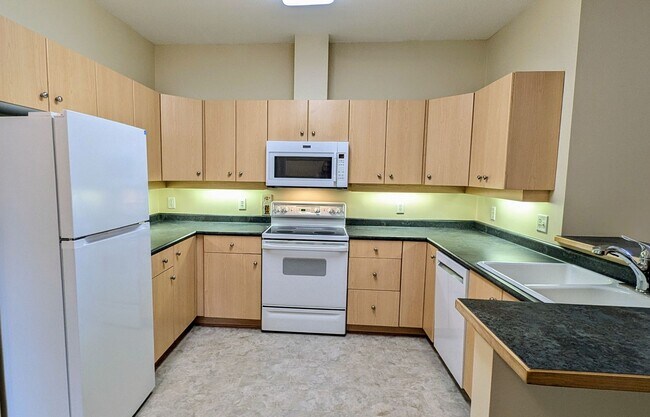 Building Photo - Lynnwood 3 Bedroom Condo - Corner Unit