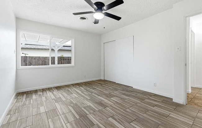 Building Photo - 179 W Hazelwood Dr