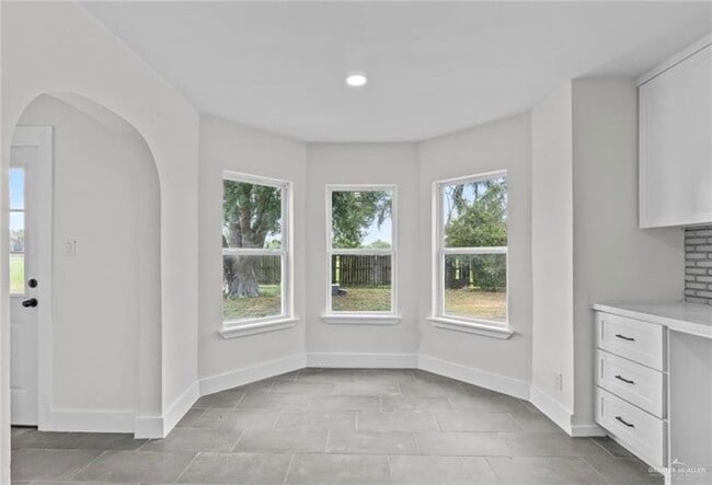 Building Photo - 10 Rio Rancho Rd