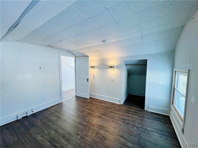 Building Photo - 140 E Oneida St