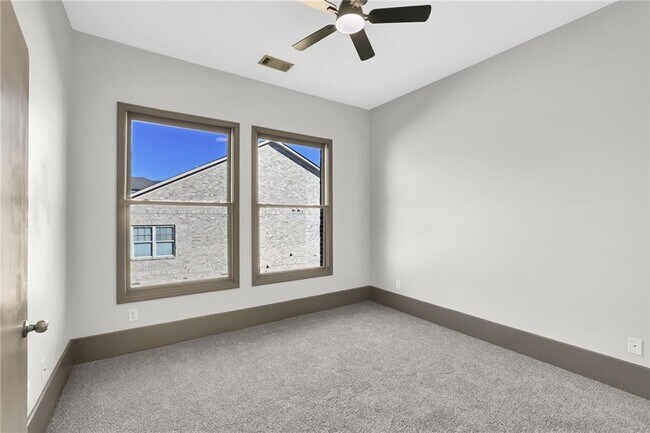 Building Photo - 745 Fountainhead Ln NE