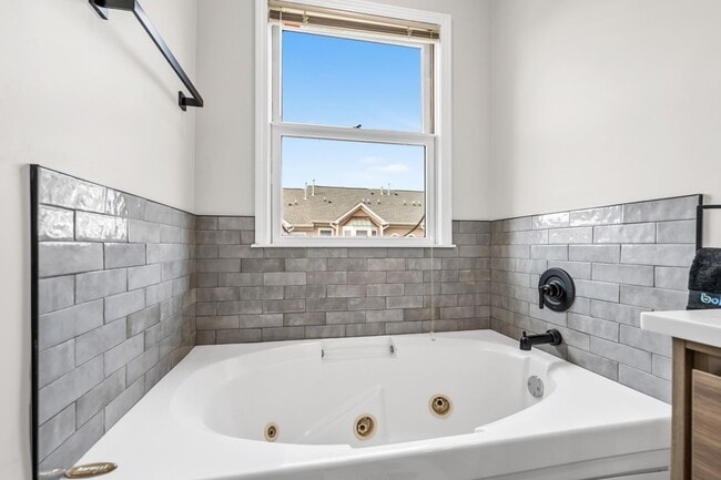 Building Photo - 285 Roslyn Ct
