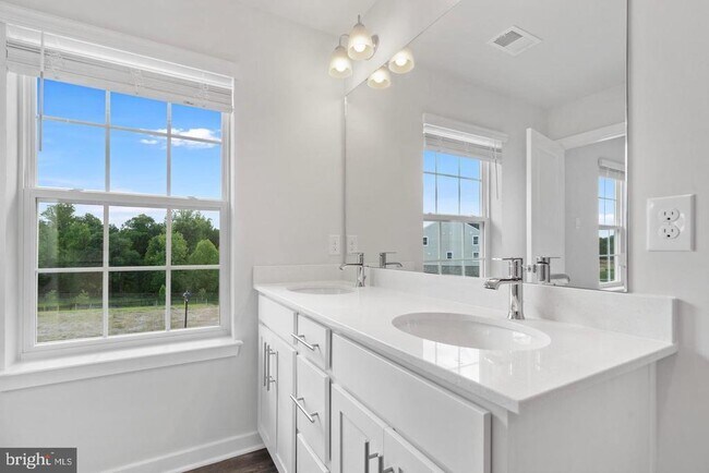 Building Photo - 16502 Green Glade Dr