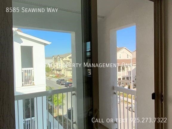 Building Photo - Gorgeous 3 Bed/3.5 Bath Home in Perfect Ne...