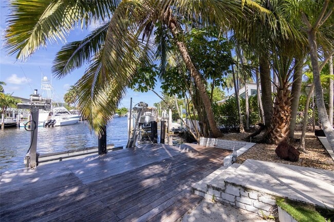 Building Photo - 2500 Bayview Dr