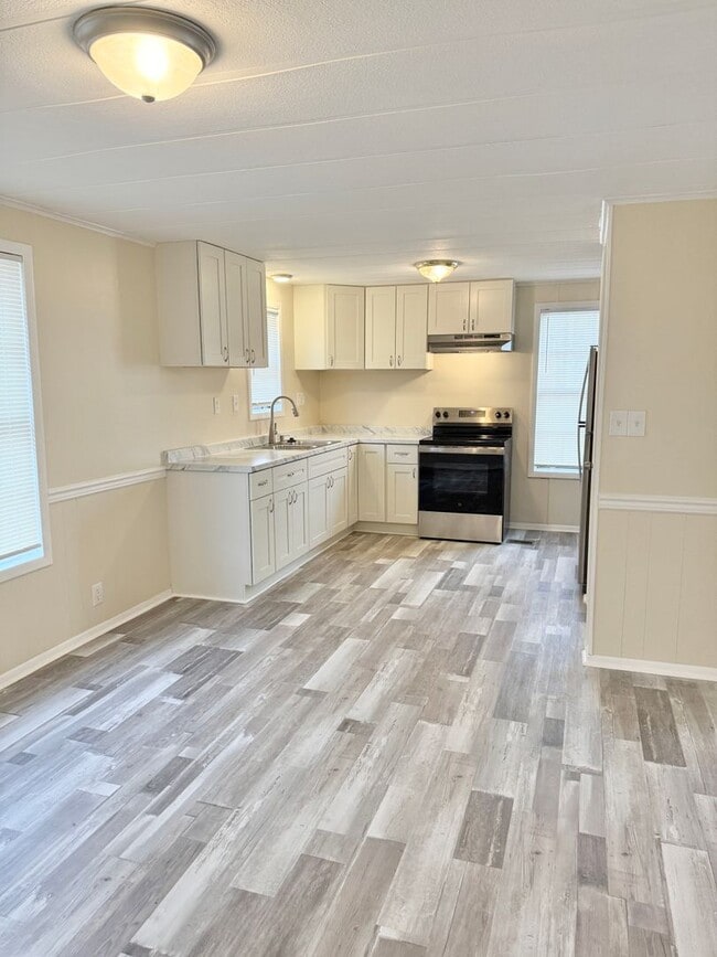 Building Photo - **3bed House-RENT READY- Minutes from the Dam Neck Base, Naval Station Oceana & Ocean Front**