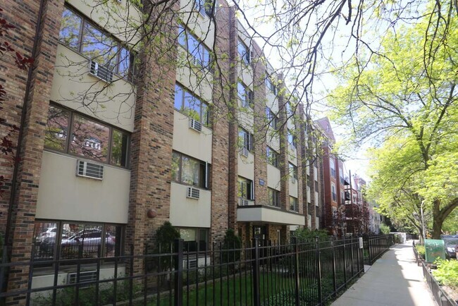 Building Photo - 628 W Wrightwood Ave