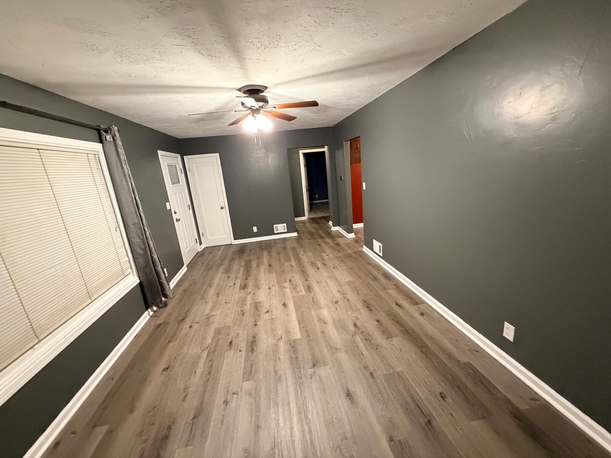 Building Photo - 933 E 13th St