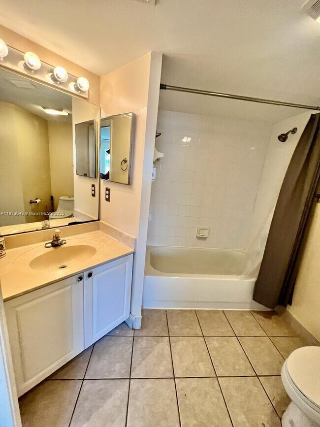 Building Photo - 400 Crestwood Ct N