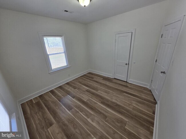 Building Photo - 5815 Robin Ln