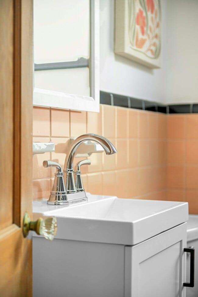 Building Photo - 5713 Lyndale Ave S